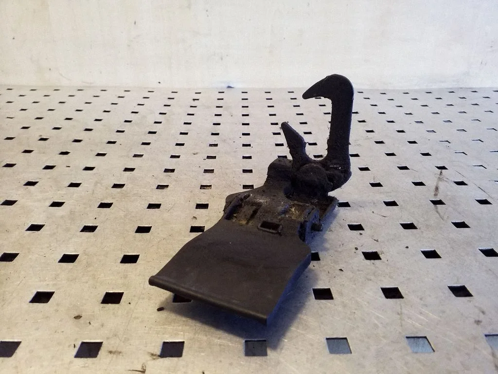 Engine bonnet/hood lock/latch loop/hook 4H0823485C – Audi A8 S8 D4 4H (2010-2016)