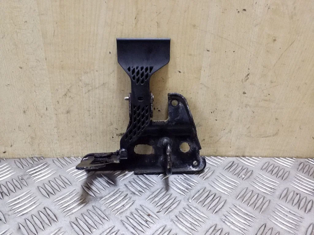 Mootorikapoti luku aas 8E0823480F
