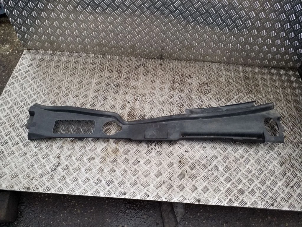 Wiper trim 8R2819447C