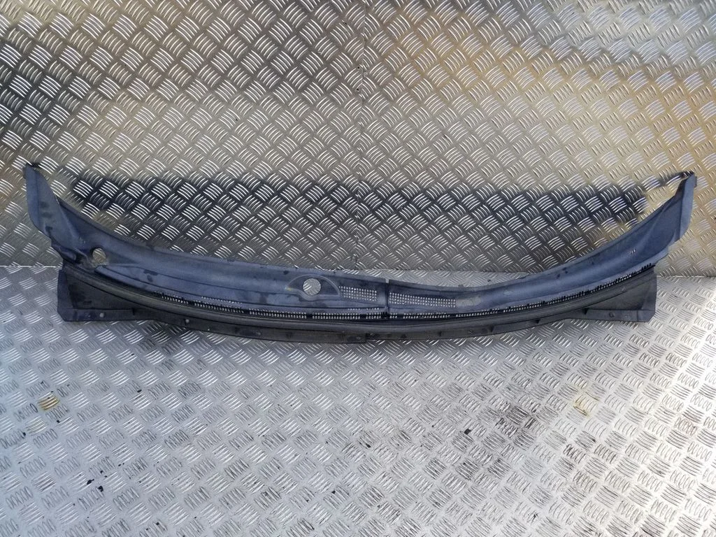 Wiper trim 7405A437