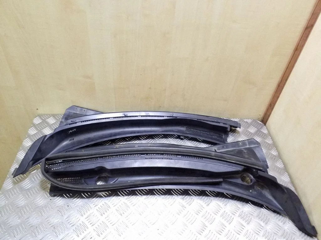 Wiper trim 7405A437