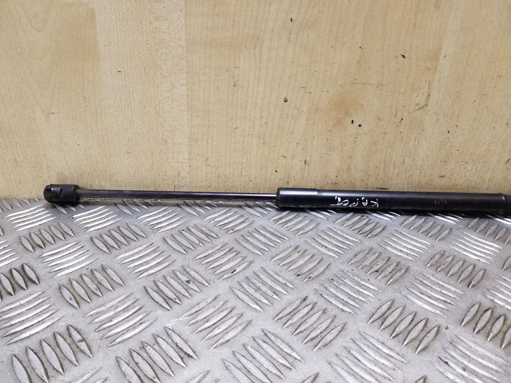Motora pārsega amortizators 811602B010