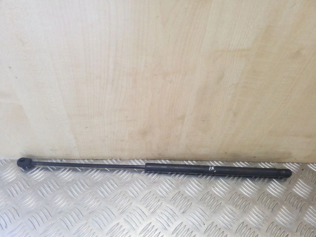 Amortizatorius variklio dangčio