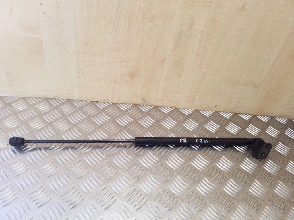 Amortizatorius variklio dangčio