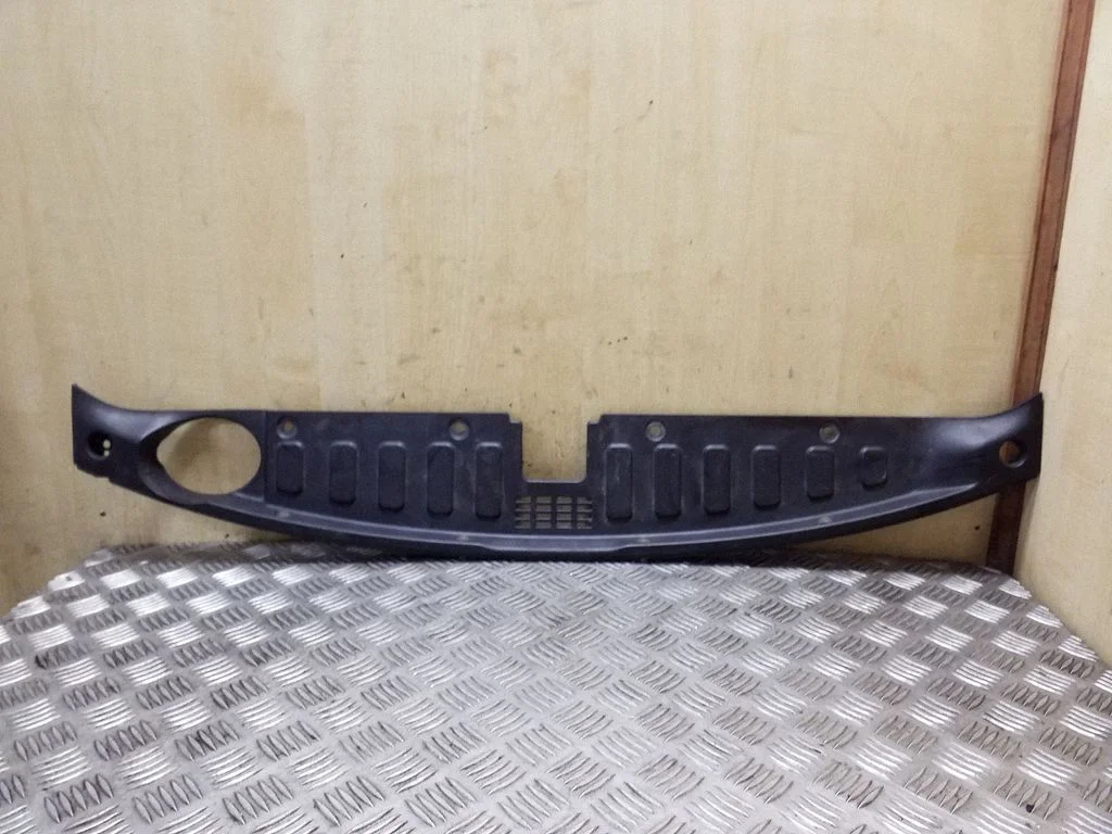 Motora pārsega slēdzenes apdare 863502P000