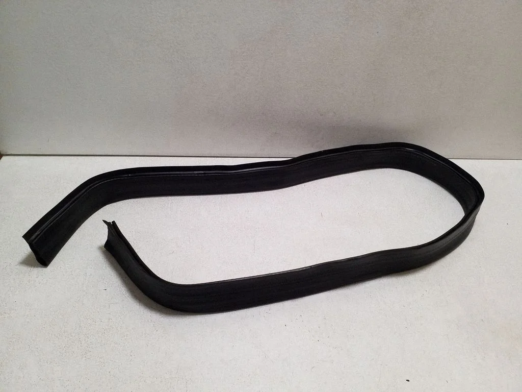 Engine compartment rubber – Mercedes-Benz CLS-Class C218 X218 (2011-2017)