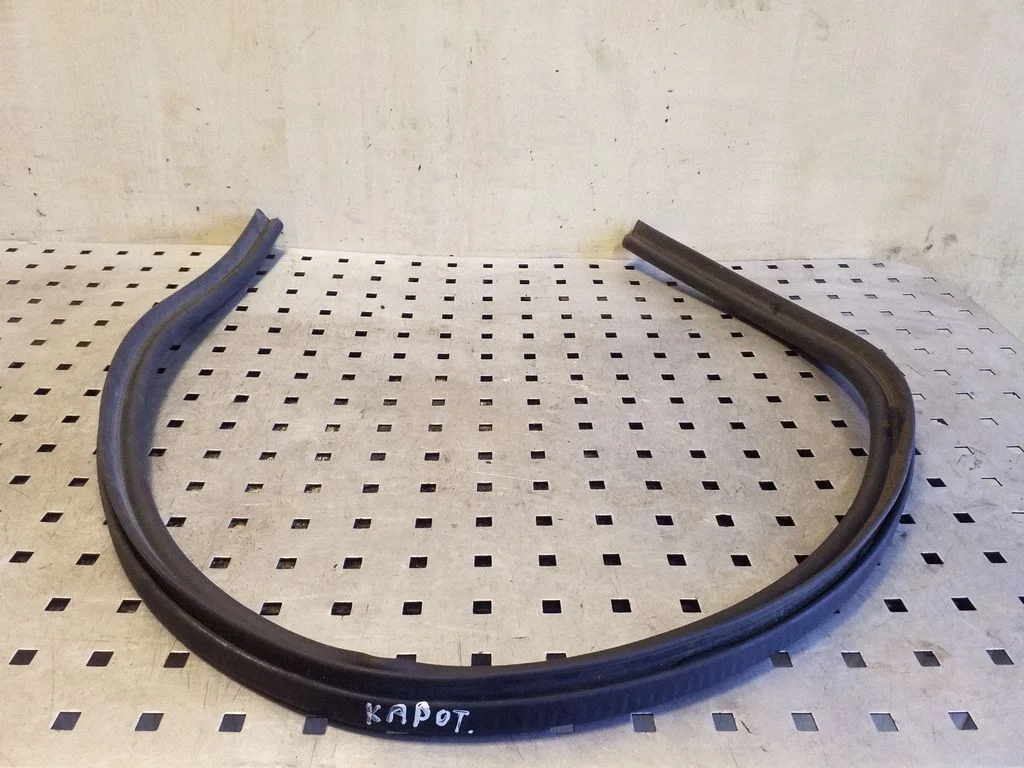 Engine compartment rubber 5L0823723