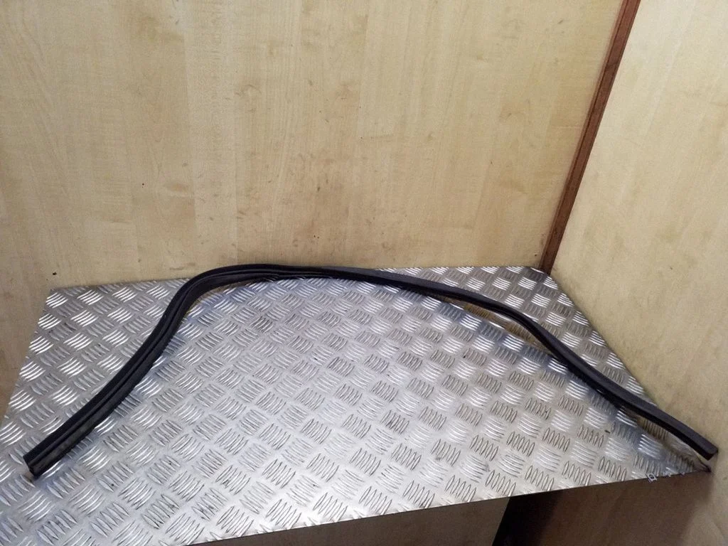 Engine compartment rubber 7P6823723
