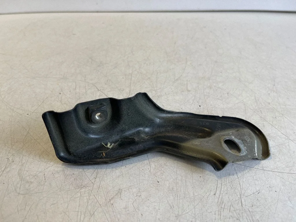 Fender mounting bracket 2GA809562