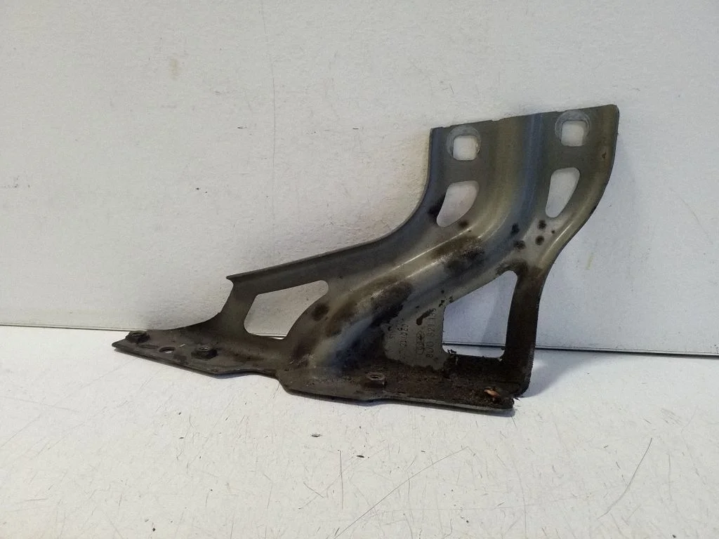 Poritiiva kinnitusklamber 8U0821135 – Audi Q3 8U (2011-2016)