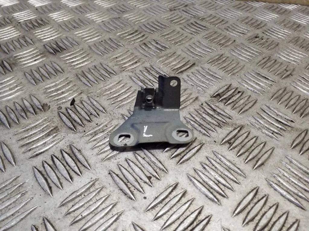 Fender mounting bracket – left