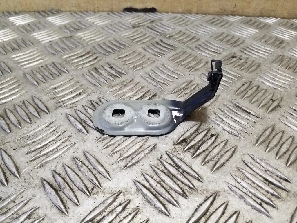 Fender mounting bracket – left