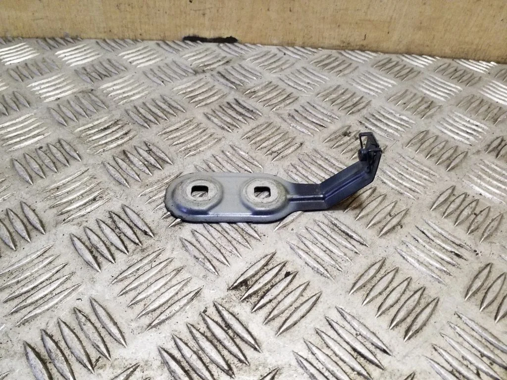 Fender mounting bracket – right