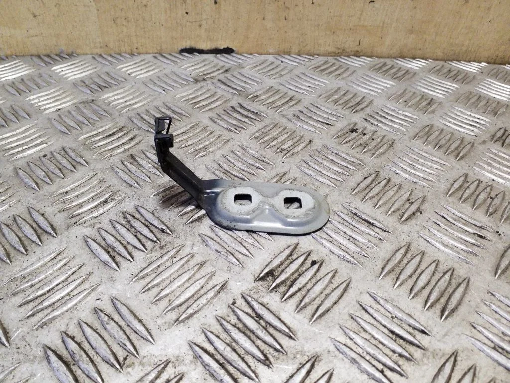 Fender mounting bracket – right