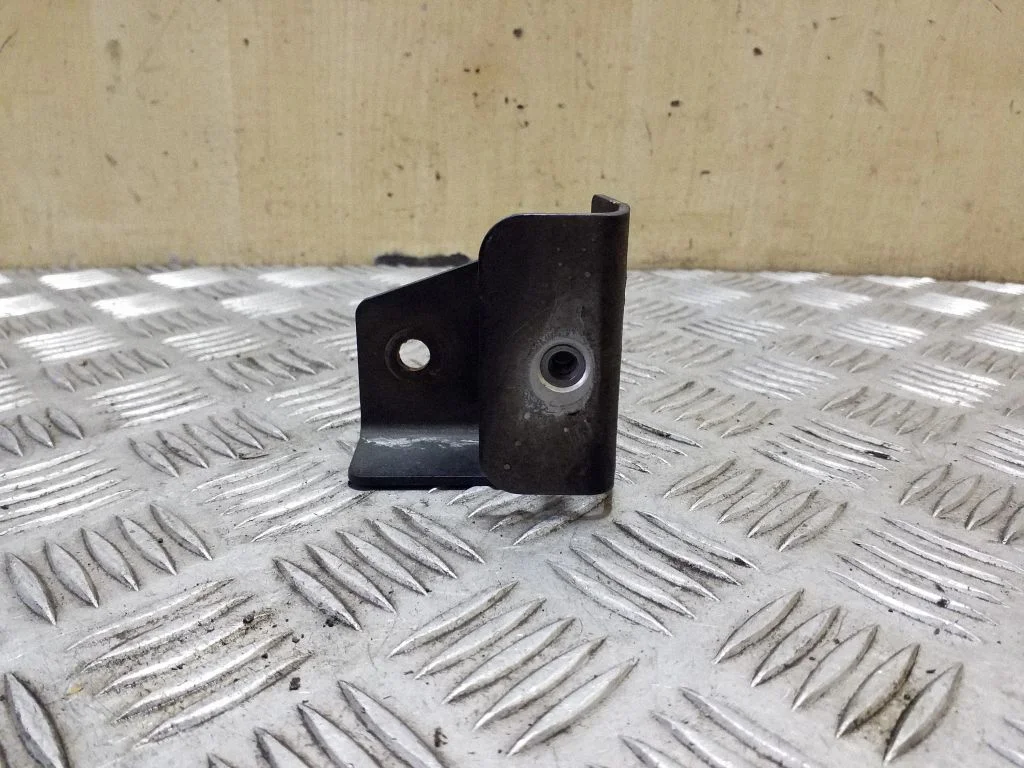 Fender mounting bracket 8J0810660B