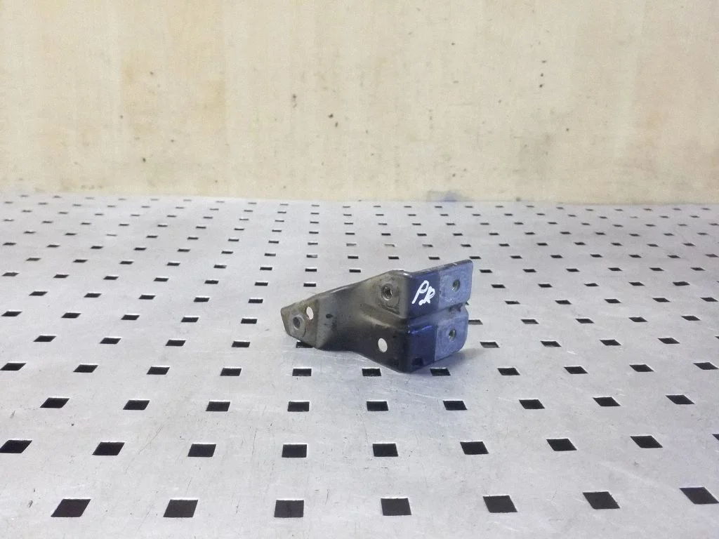 Poritiiva kinnitusklamber – eesmine parem