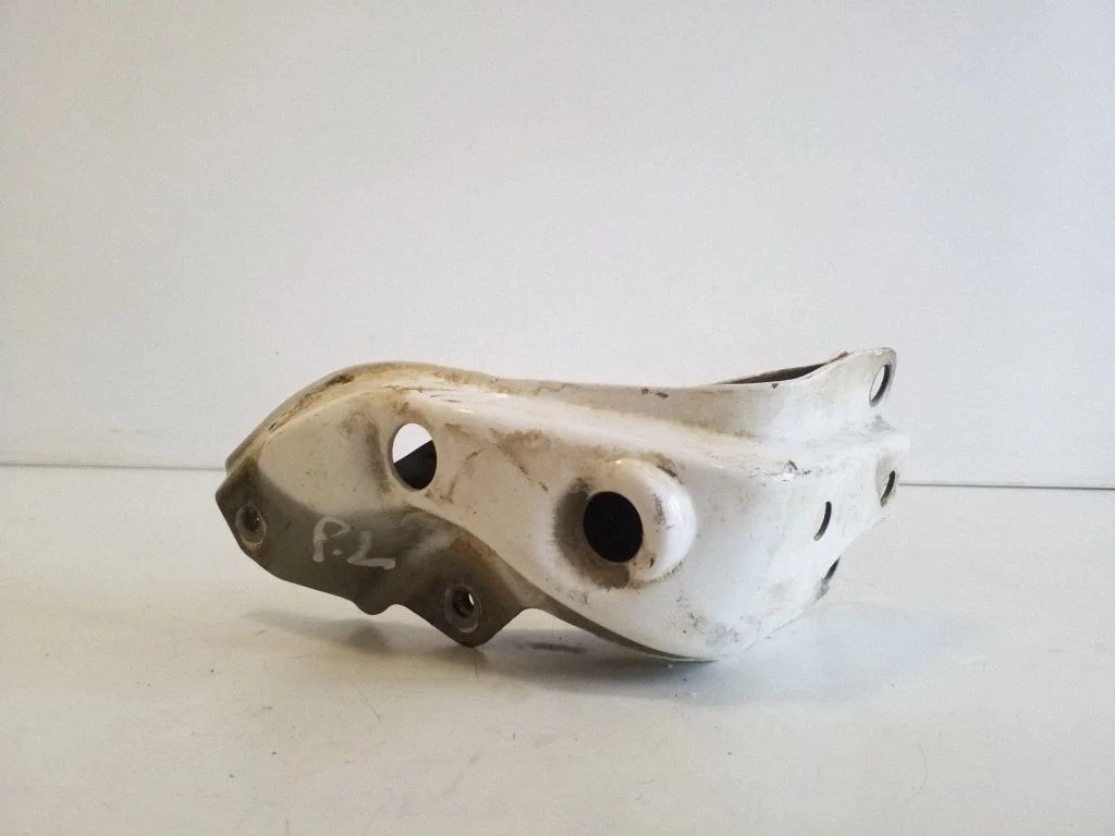 Fender mounting bracket – front left
