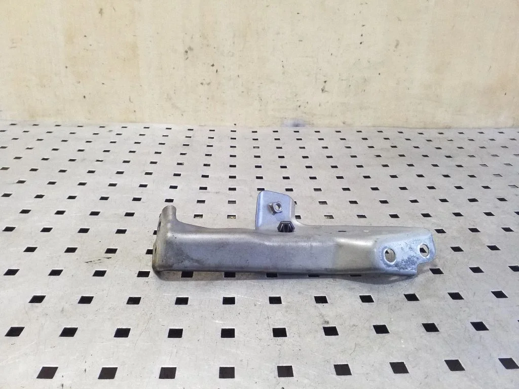 Fender mounting bracket – front right