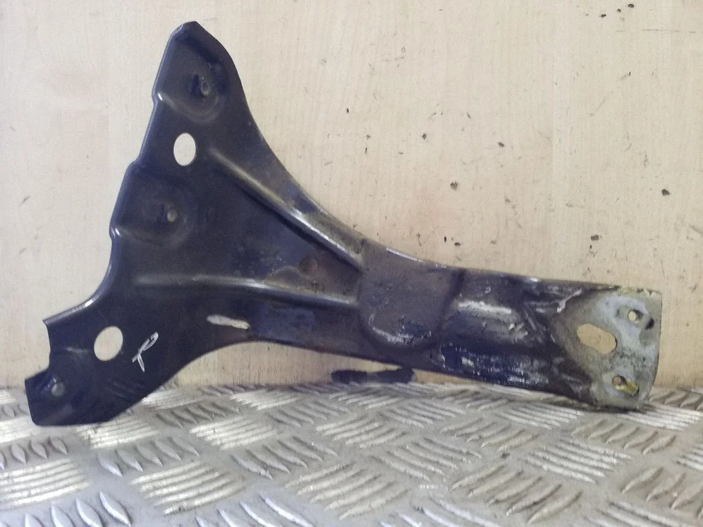 Fender mounting bracket 3C8821142