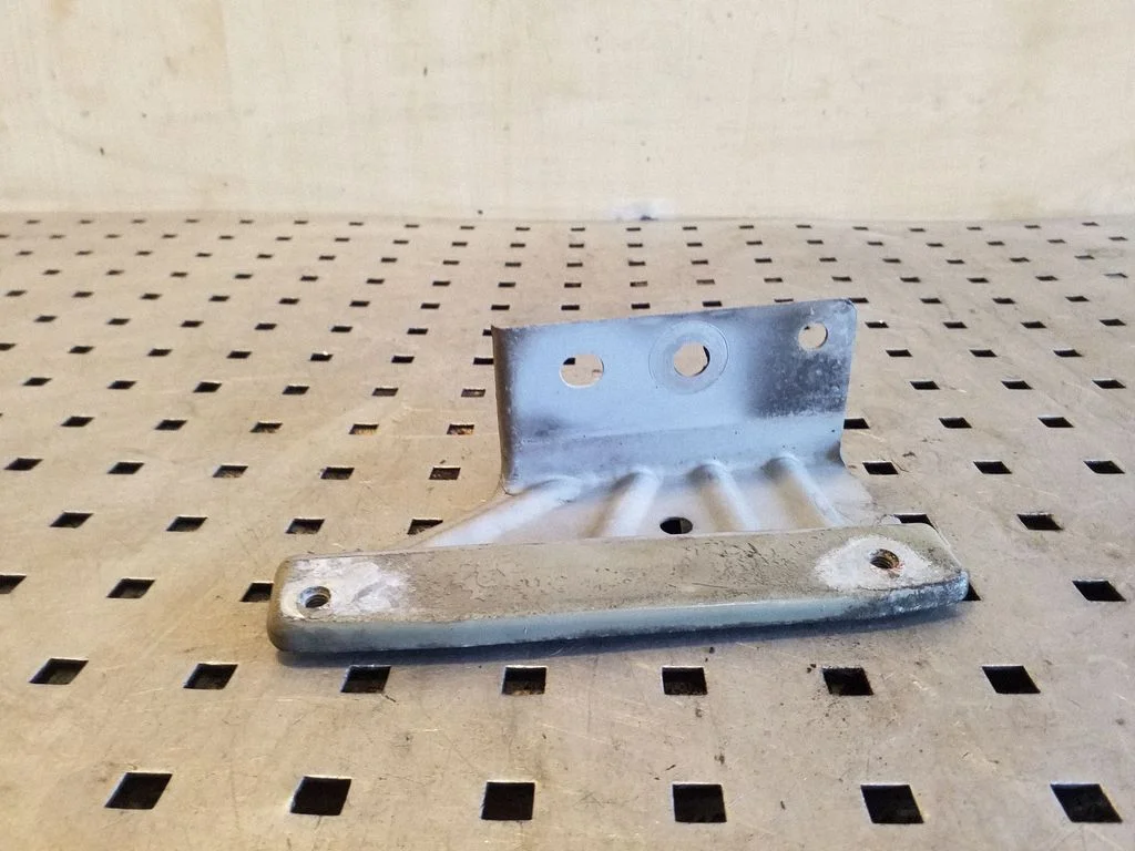 Fender mounting bracket – Nissan Qashqai (2006-2010)
