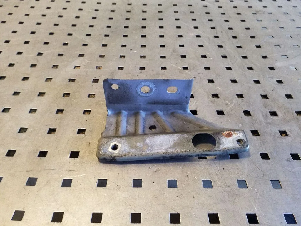 Fender mounting bracket – Nissan Qashqai (2006-2010)