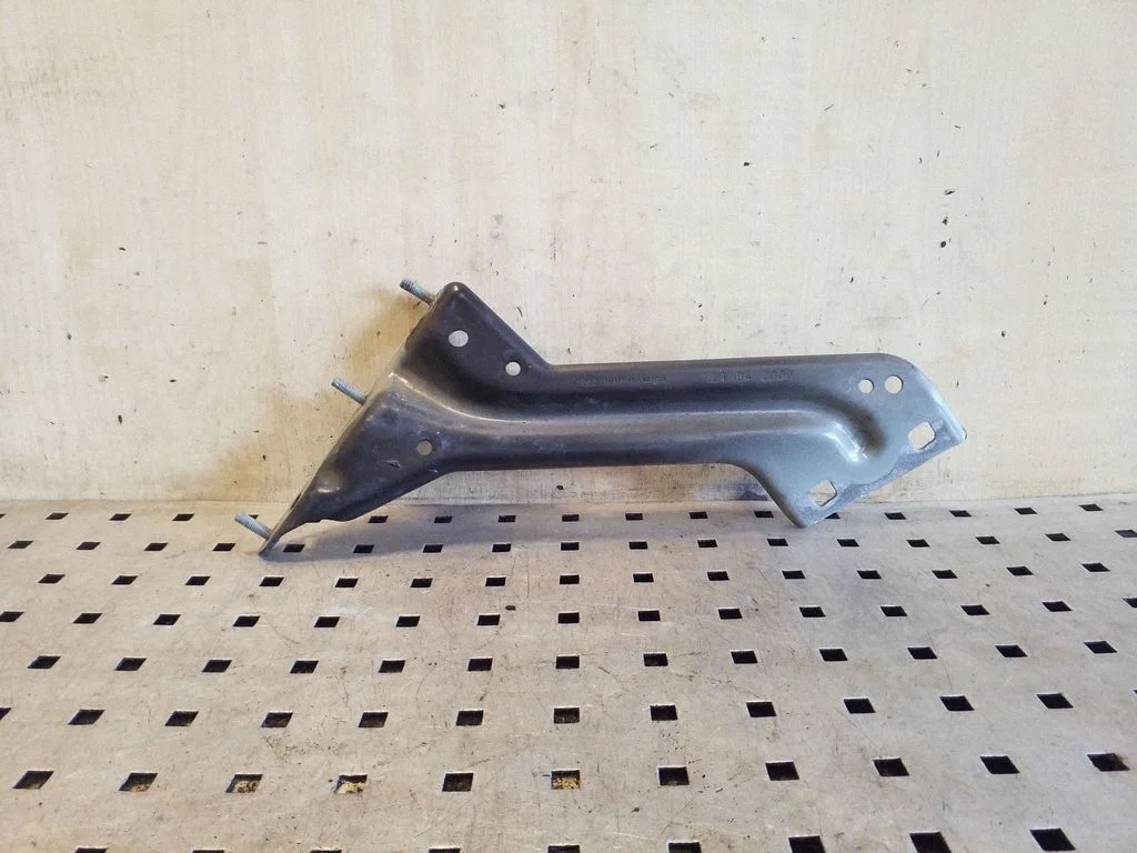 Poritiiva kinnitusklamber 8R0821135