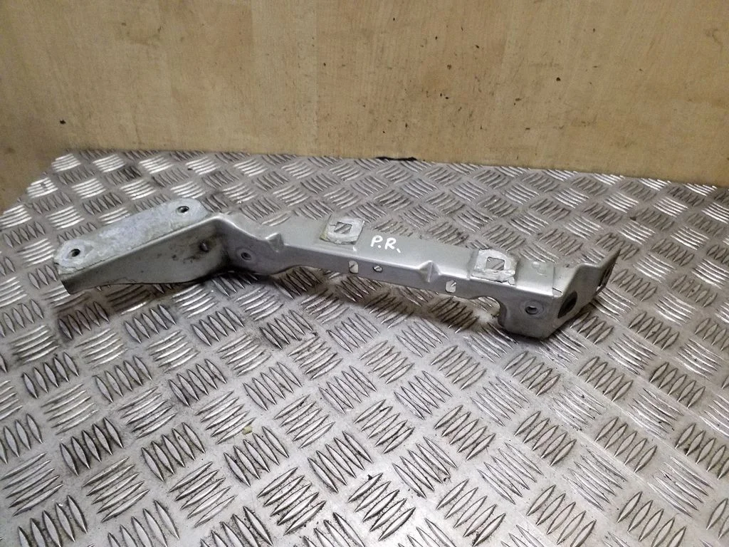 Fender mounting bracket – right