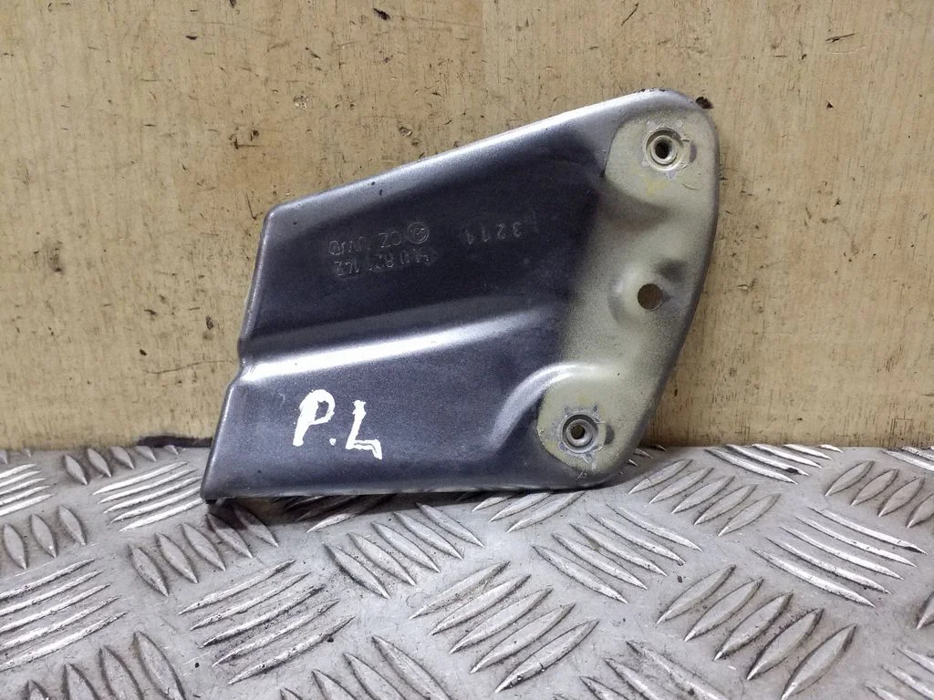 Wspornik błotnika 5L0821142