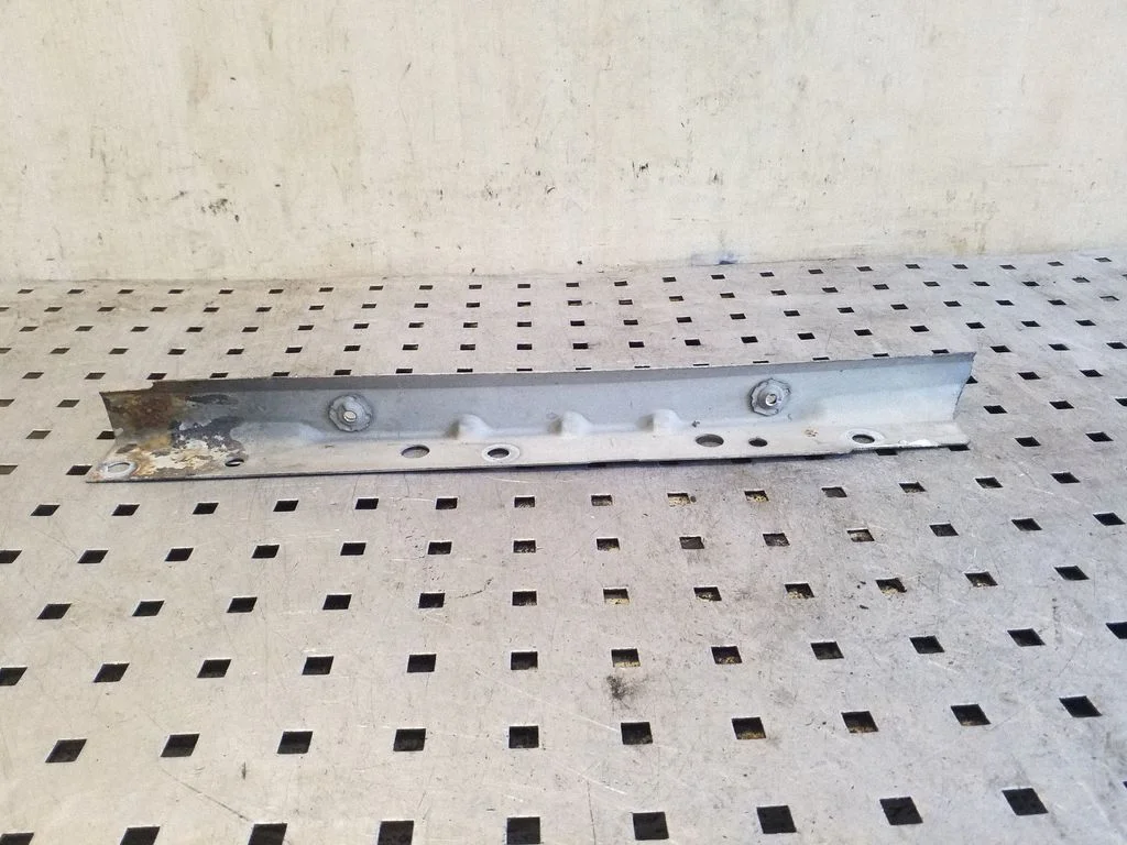 Fender mounting bracket – right