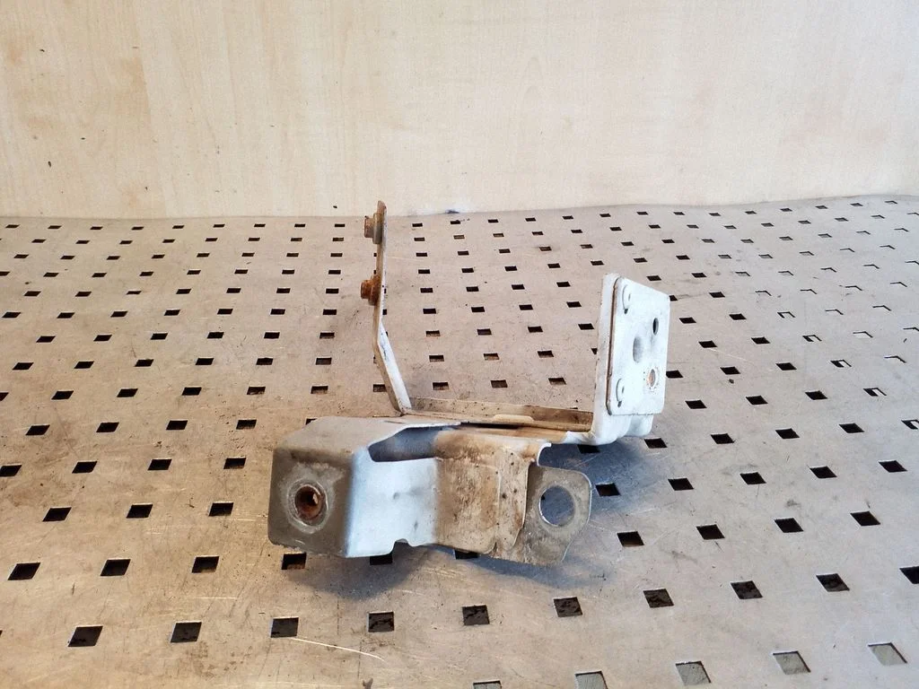 Fender mounting bracket 6256102E