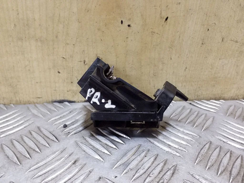 Fender mounting bracket – front left