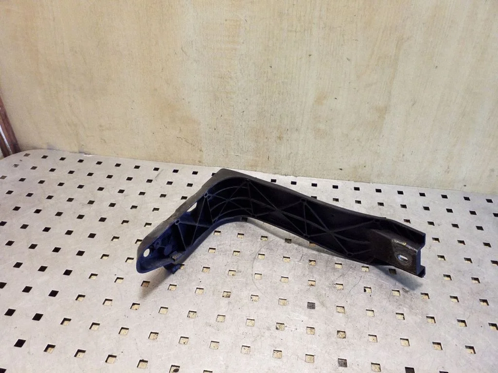 Fender mounting bracket 8E0821137B
