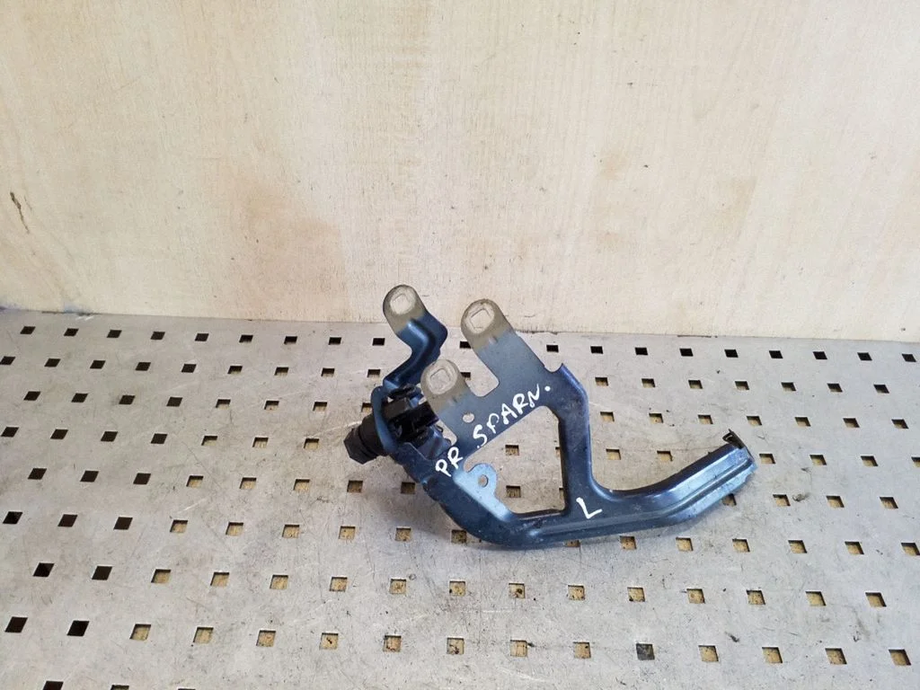 Fender mounting bracket – left
