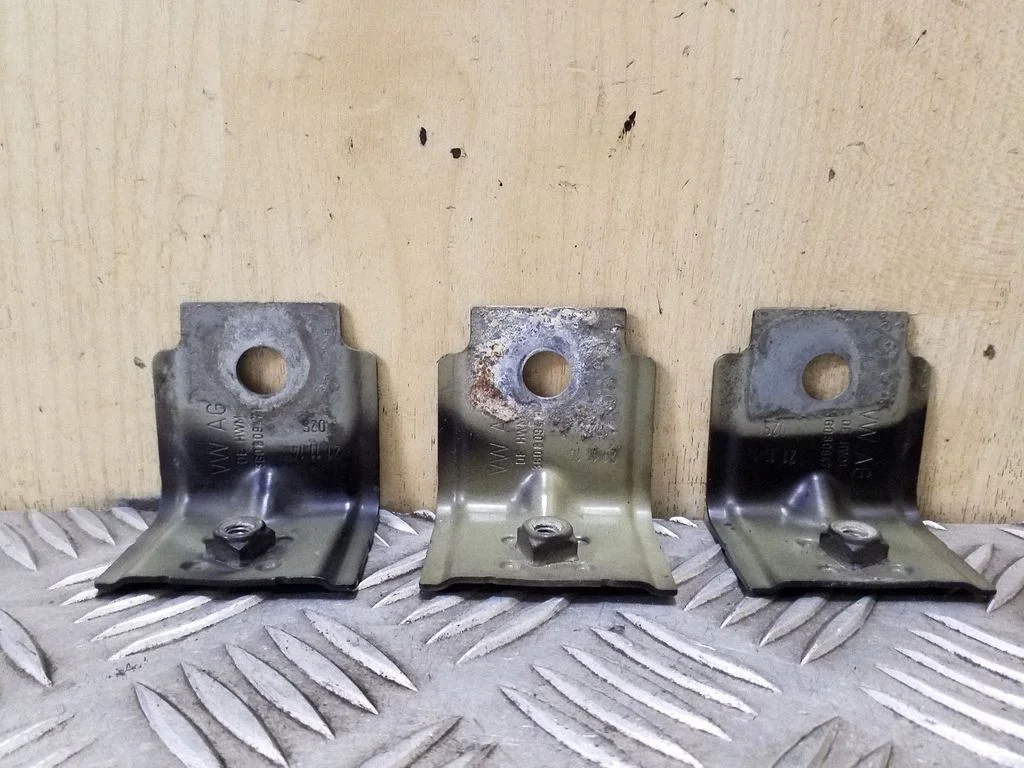 Fender mounting bracket 3G0809471