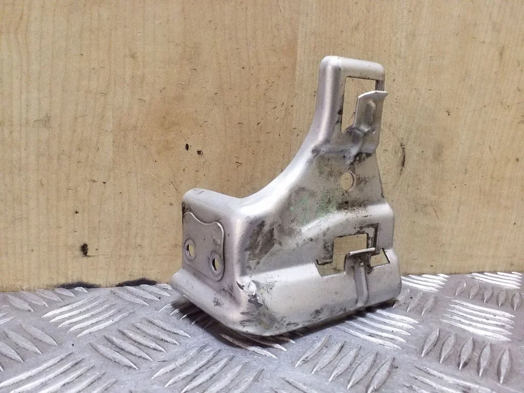 Fender mounting bracket – front left