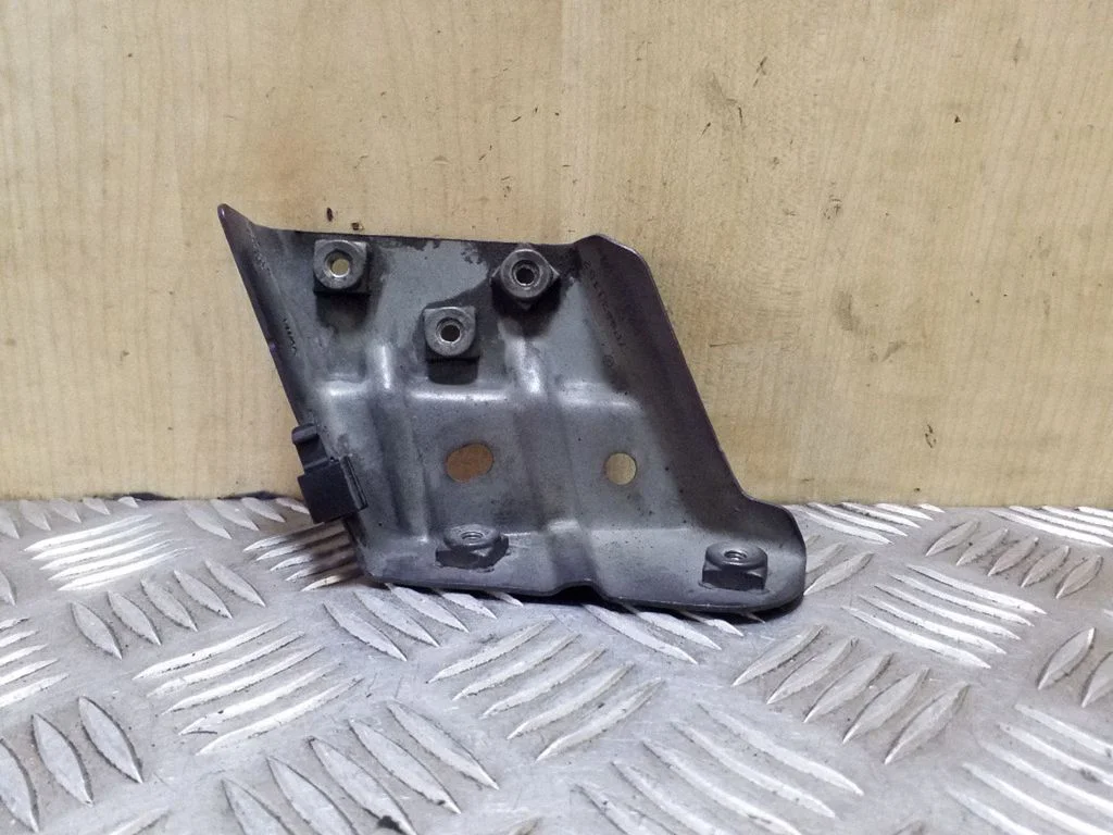 Fender mounting bracket 7P6821152