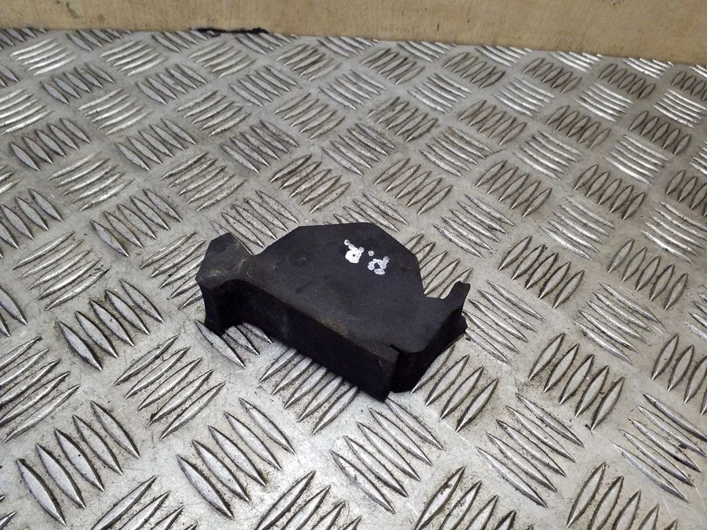 Fender foam support/seal – right