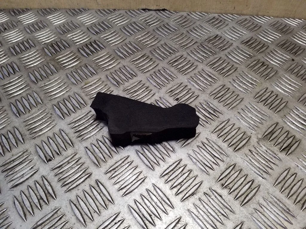 Fender foam support/seal – right