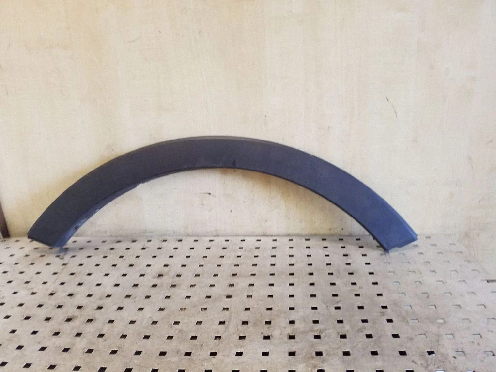 Front arch trim – right