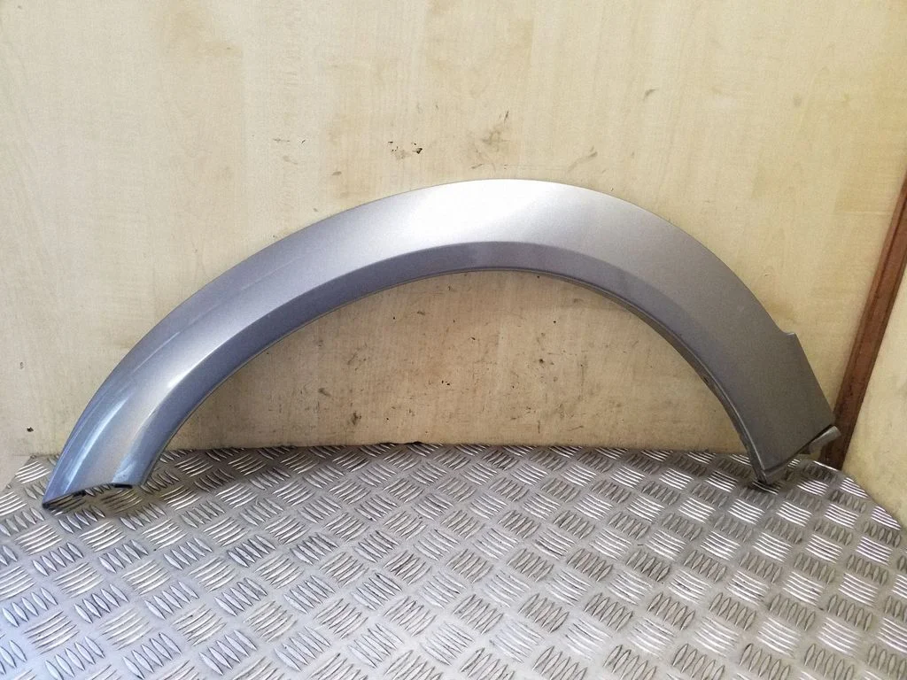 Front arch trim – left