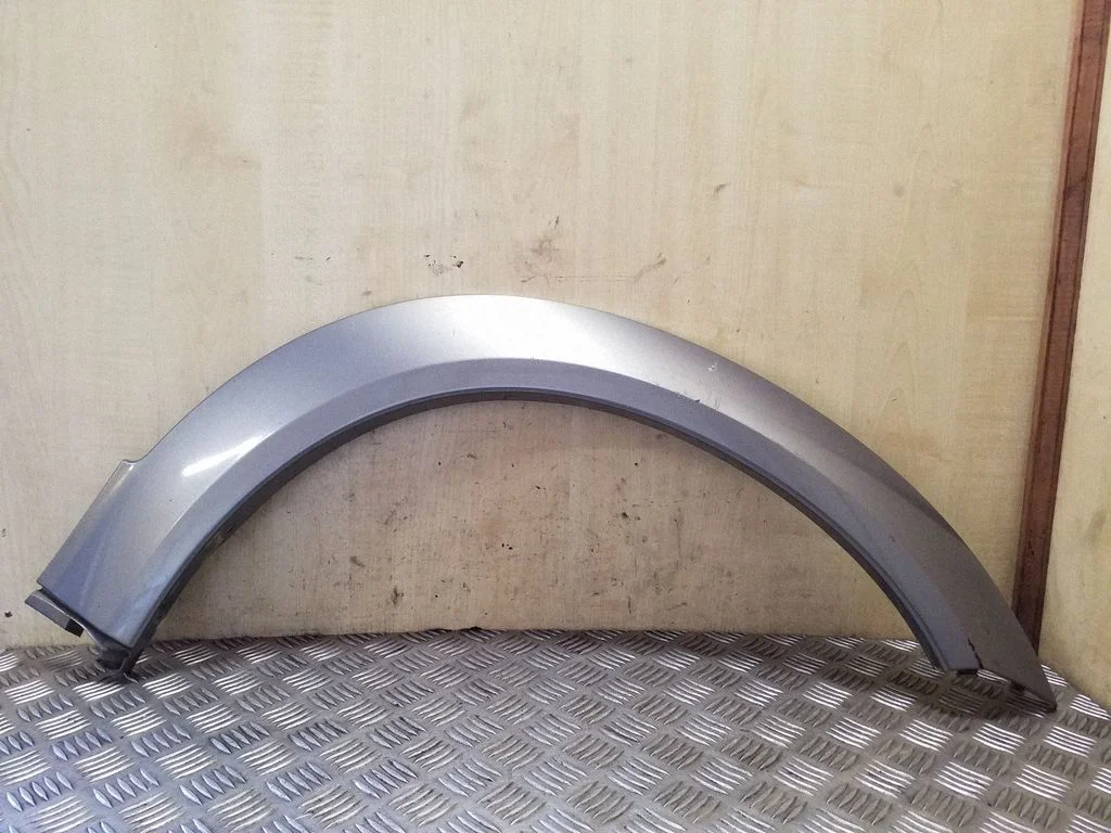 Front arch trim – right