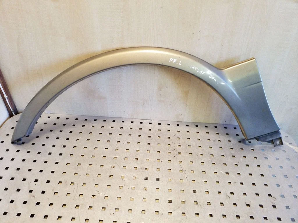 Front arch trim – left
