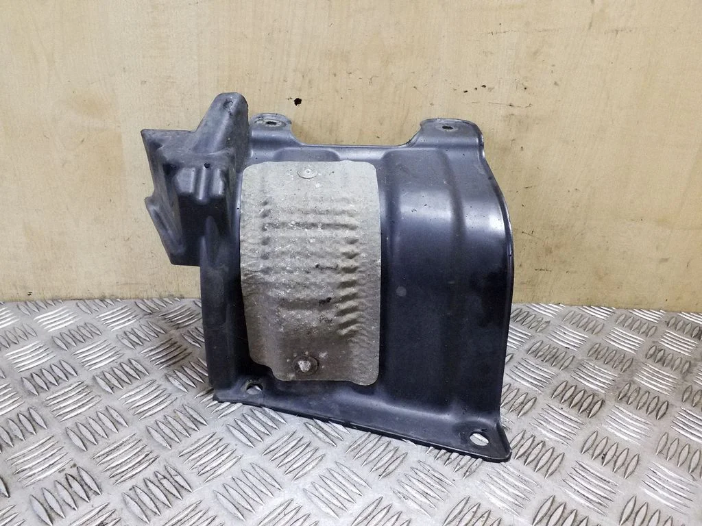 Engine splash shield/under tray – front left