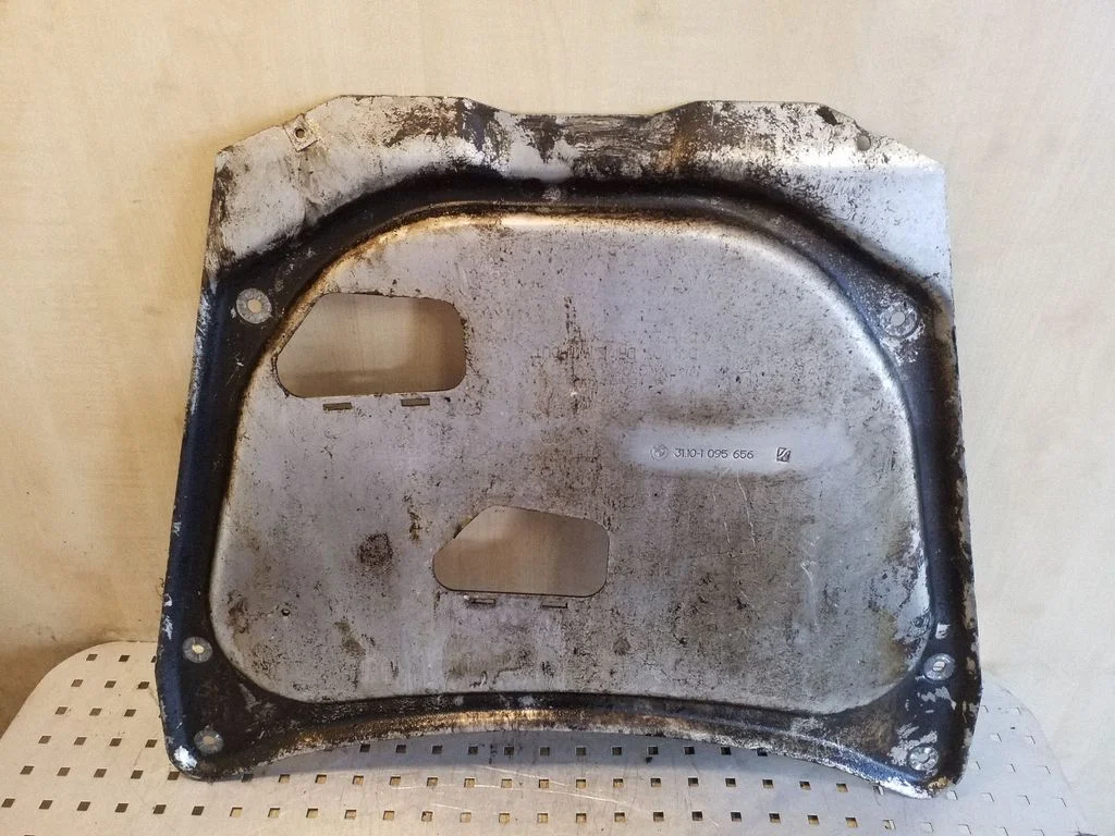 Engine splash shield/under tray 31101095656