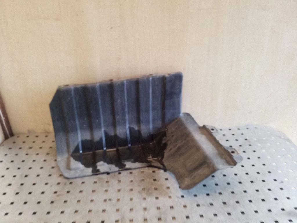 Engine splash shield/under tray 291302K000