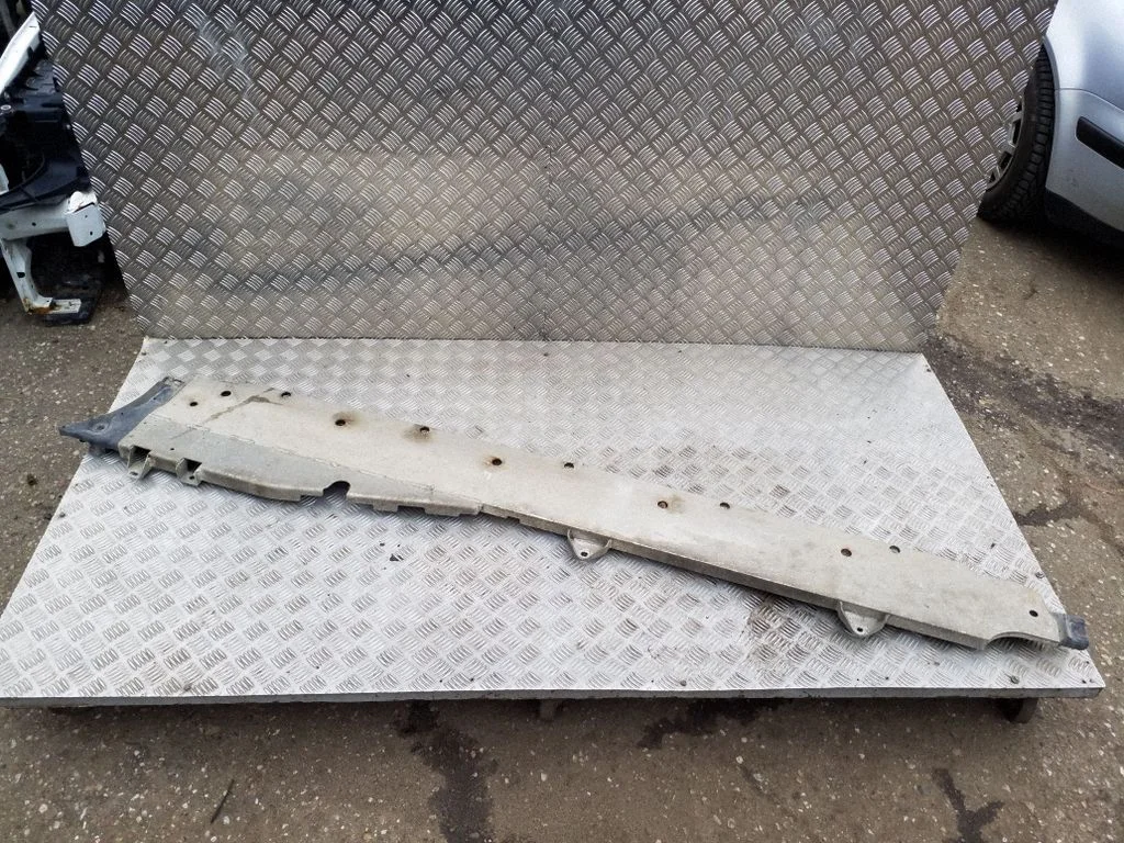 Center/middle under tray cover 7P5853819