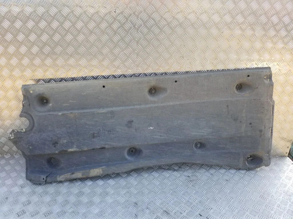 Center/middle under tray cover 5QF825201
