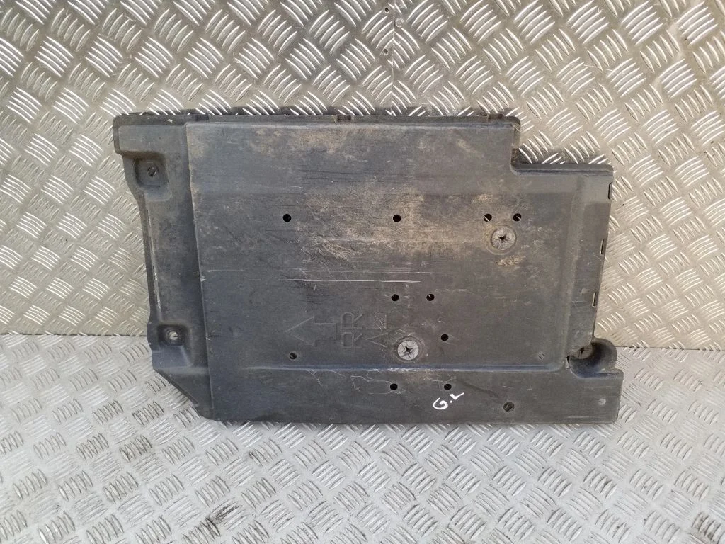 Center/middle under tray cover