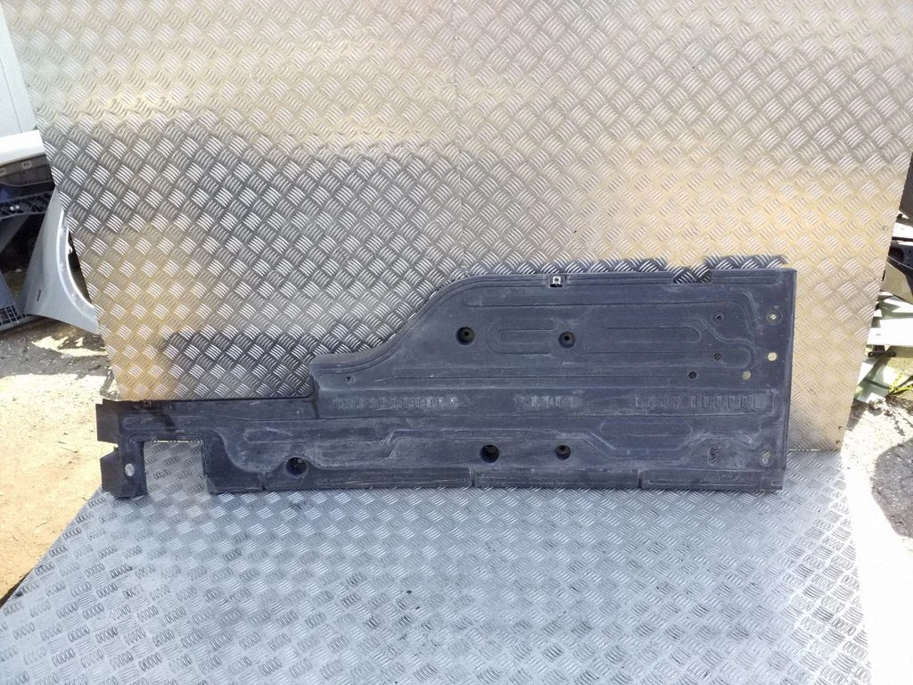 Center/middle under tray cover 6W93112C28AE