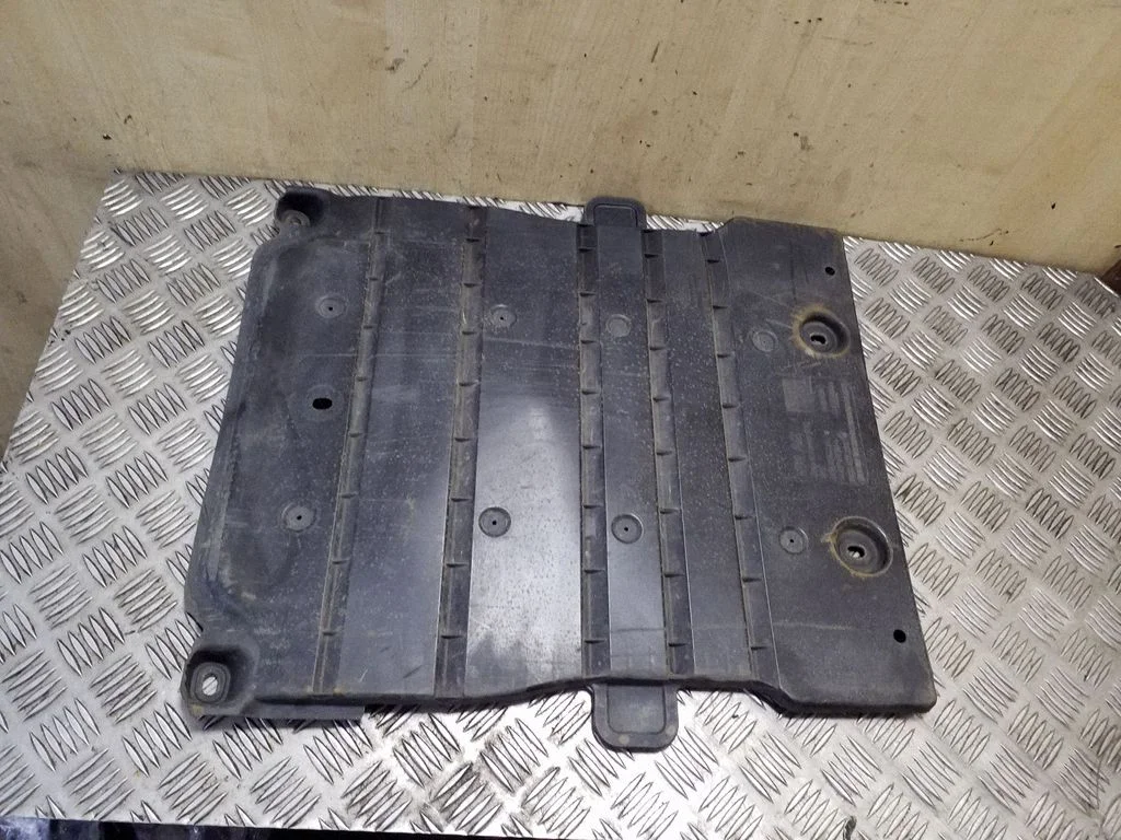 Center/middle under tray cover 5Q0825230H